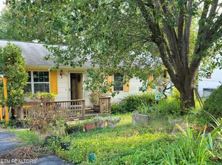 608 Red Bud Ln, Oliver Springs, TN 37840