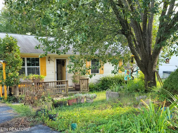 608 Red Bud Ln, Oliver Springs, TN 37840