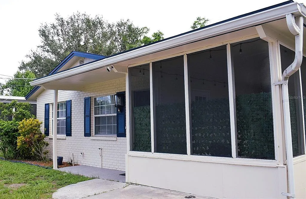 3 bed, 2.0 bath, 1032 sqft, $2,590 — Photo 2