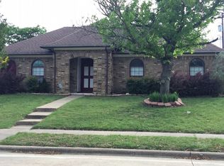 222 W Amberway Ln, Garland, TX 75040
