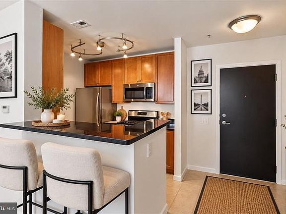 3rd image of 851 Glebe Rd #2015