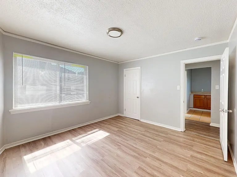 6625 Bancroft Ave — Photo 23