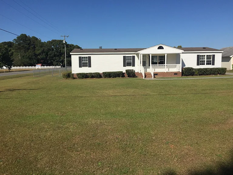 637 Colonial Dr — Photo 3