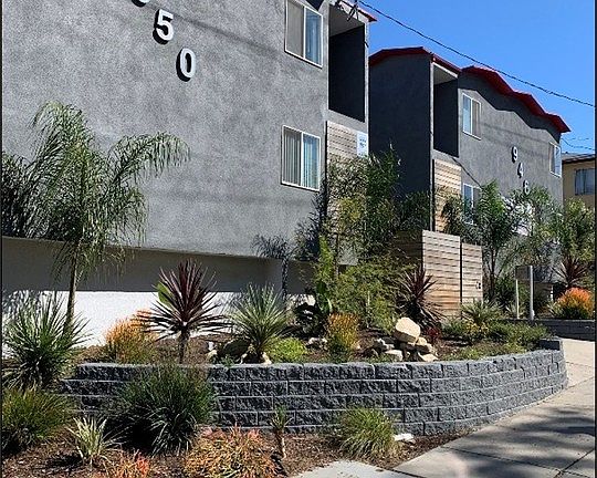 3rd image of 946 W Beach Ave