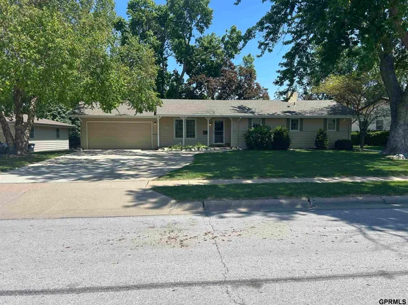 7606 Springfield Dr, Omaha, NE 68114