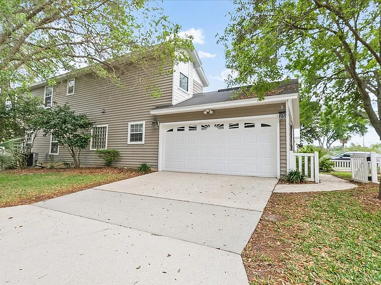1065 Theodore Ave — Photo 2