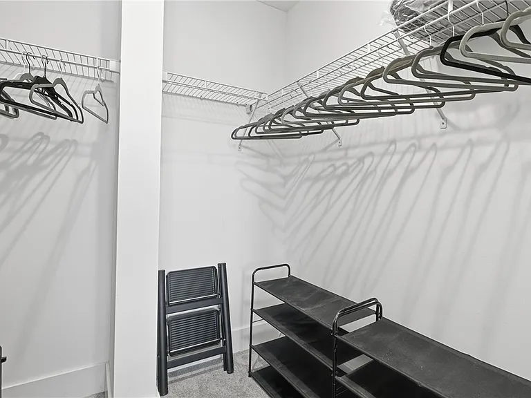 240 E Jefferson St — Photo 31