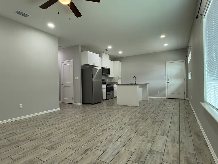 1404 W Heritage Dr #2 — Photo 3