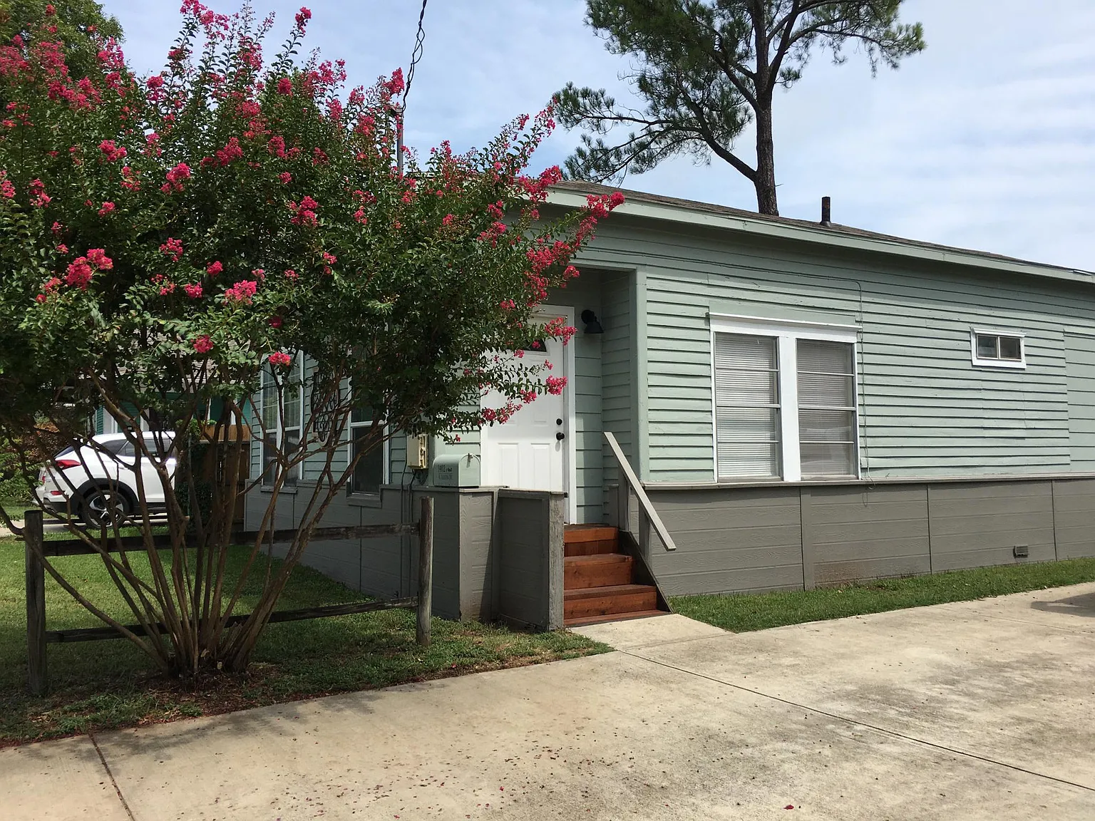 1402 N Austin St — Photo 3