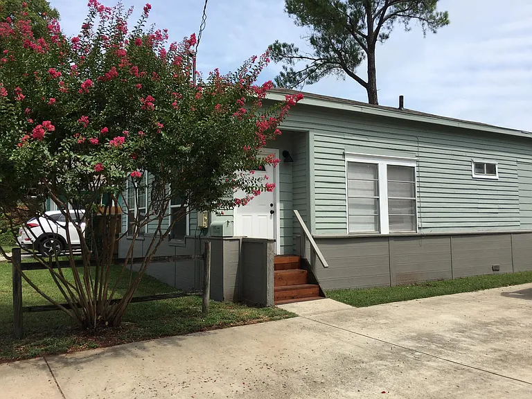 1402 N Austin St — Photo 3