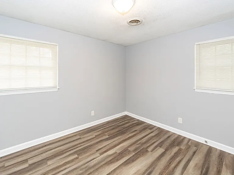 107 Greenhurst Ave — Photo 14