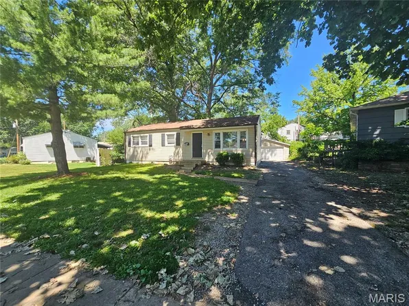 1037 Forestwood Dr, Saint Louis, MO 63135