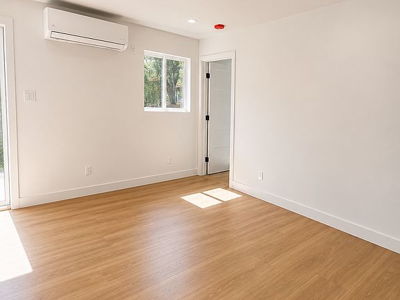 3rd image of 124 N Inglewood Ave #6