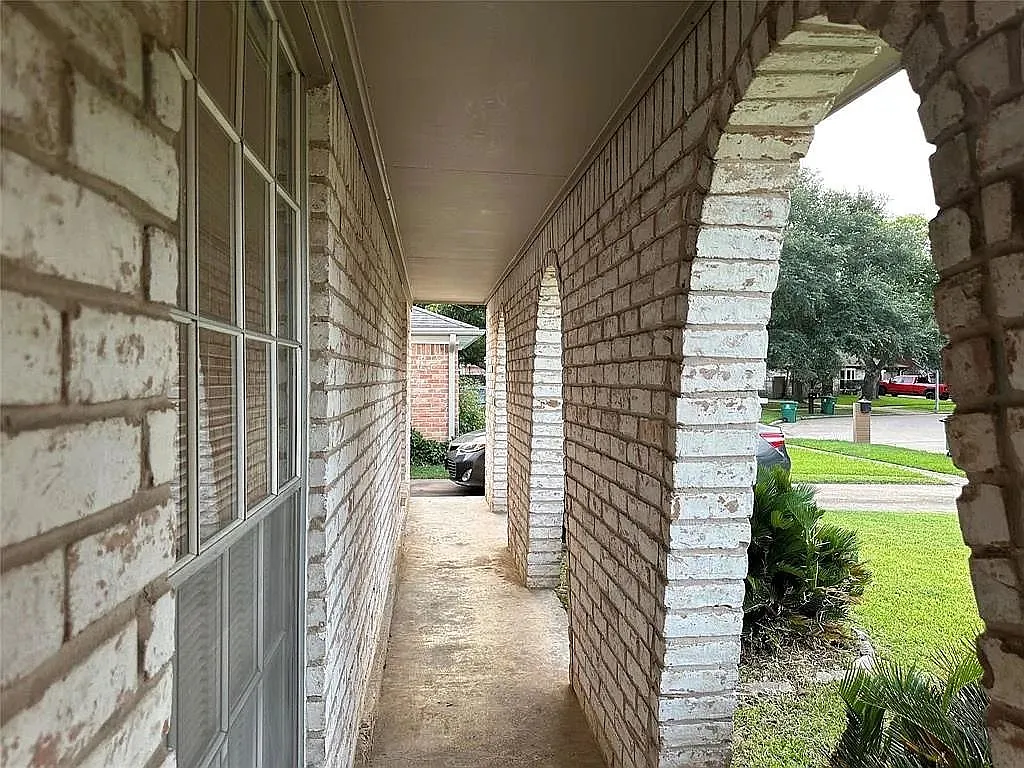 3 bed, 2.0 bath, 1899 sqft, $1,800 — Photo 2