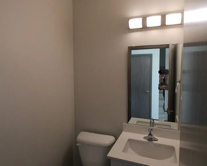 Modern design 3 bed, 2.5 bath duplex — Photo 6