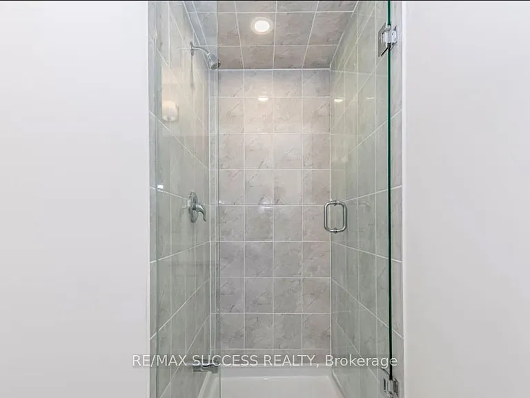 1538 Wellwood Ter — Photo 18