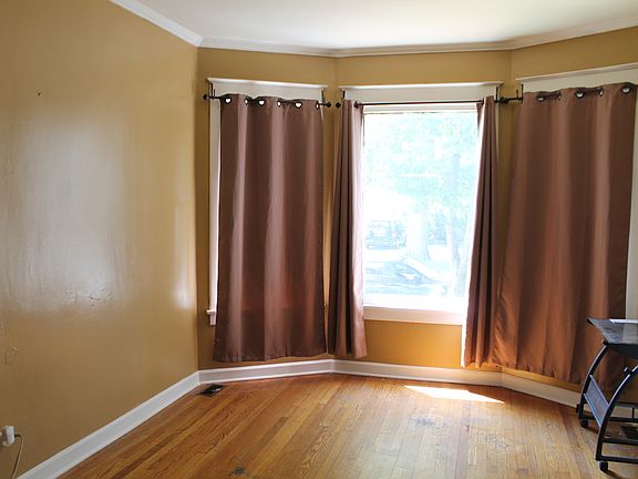 4th image of 3121 Clarence Ave