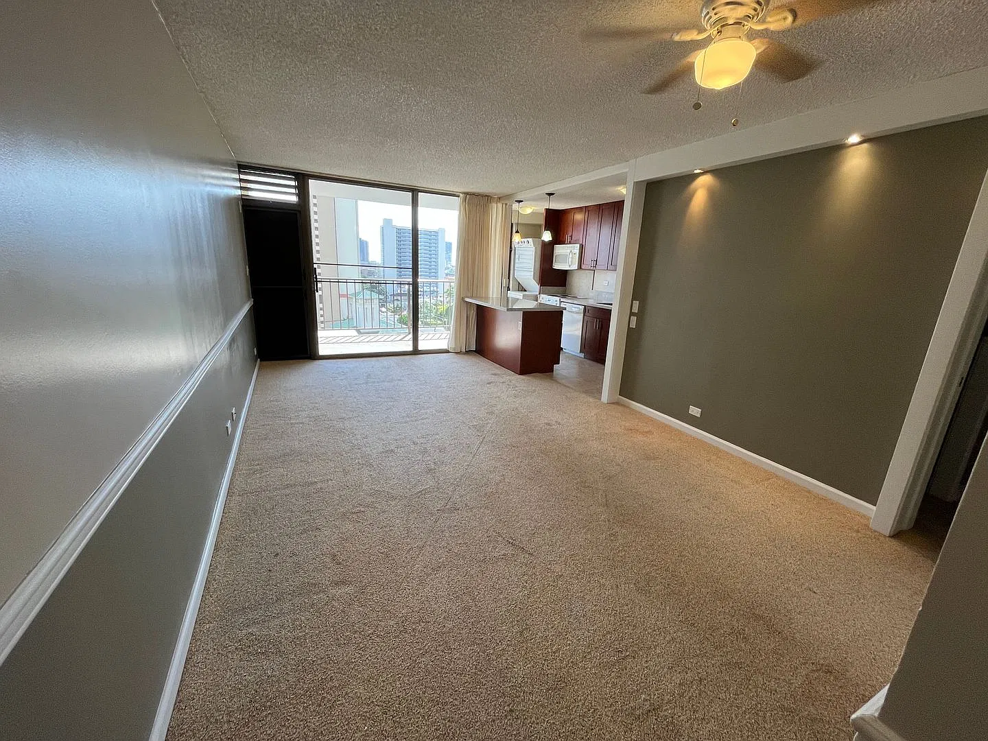 Camelot (Honolulu / Makiki) - 1 bed, 1 bath, 1 parking with many amenities — Photo 2