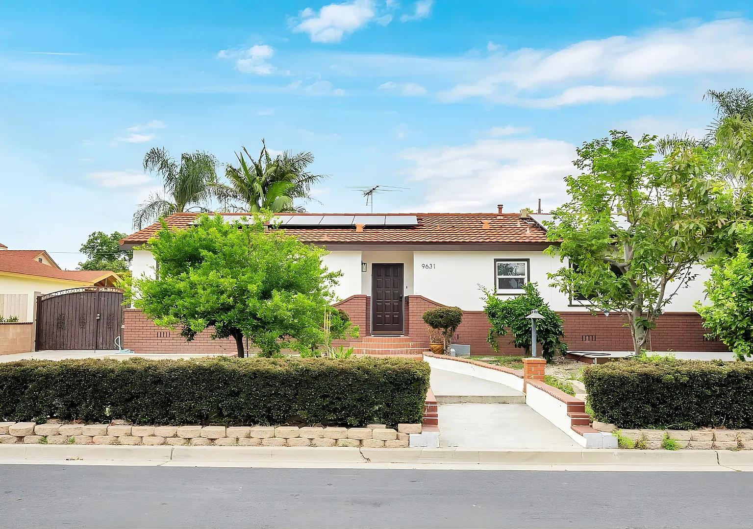 5 bed, 2368 sqft, $9,000 — Photo 1