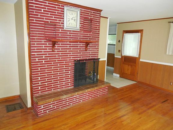3rd image of 4194 Mayflower Blvd