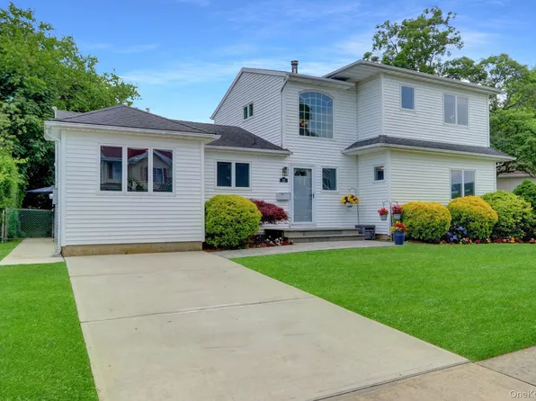 23 Lillian Lane, Plainview, NY 11803