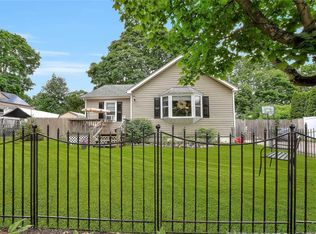 4 Peacock Rd, Rocky Point, NY 11778