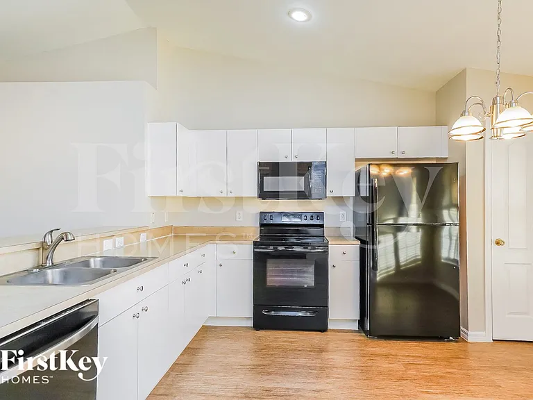 363 Claridge Cir — Photo 6