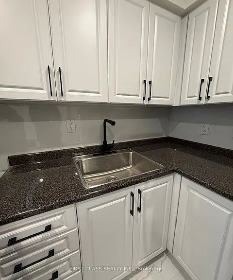 404 Queen St W — Photo 5