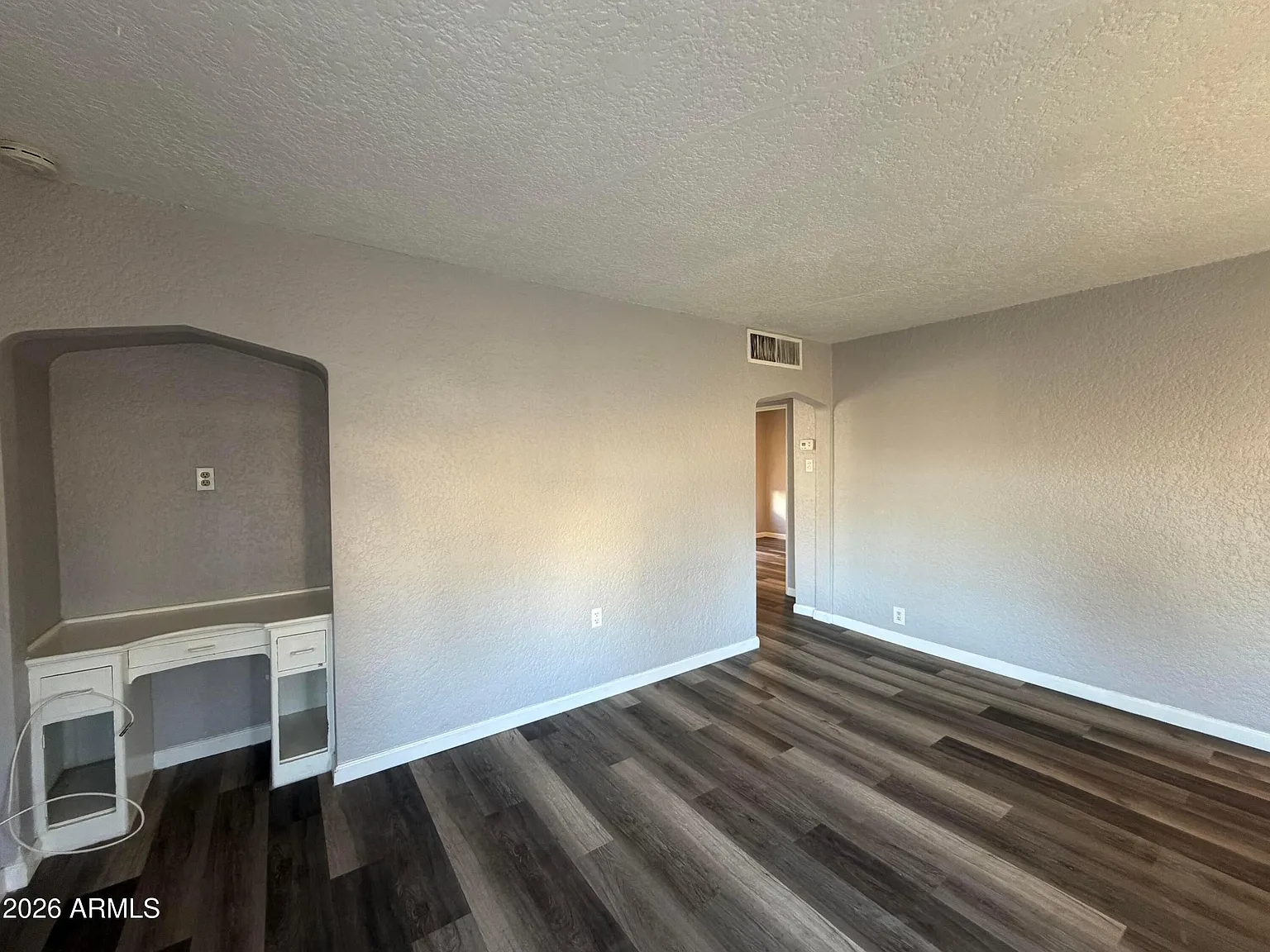 2 bed, 1.0 bath, 710 sqft, $1,050 — Photo 2