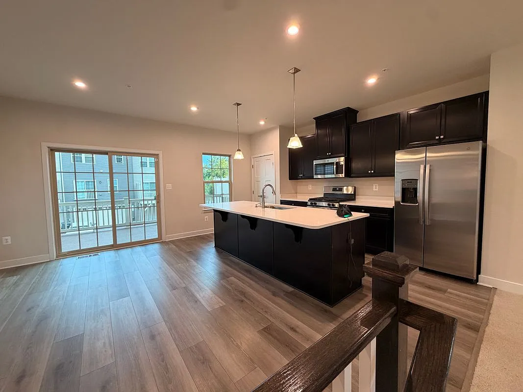 3 bed, 2.5 bath, 1741 sqft, $3,200 — Photo 2