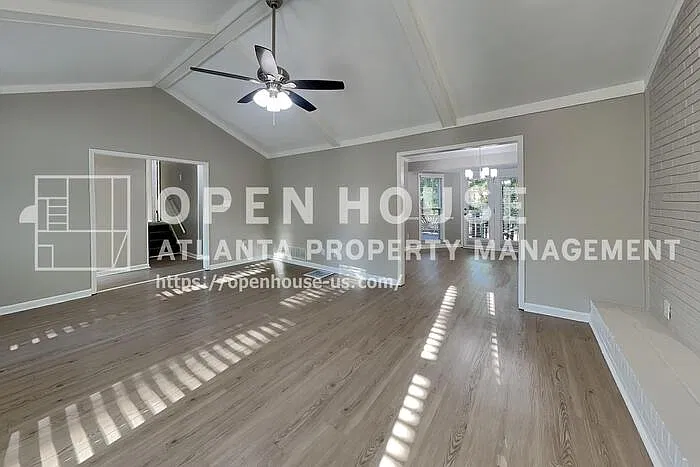 3 bed, 2.0 bath, 2304 sqft, $2,350 — Photo 3