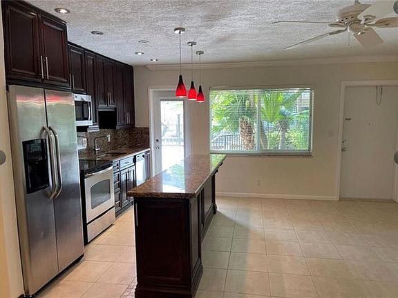 3rd image of 2110 NE 39th St APT 9A