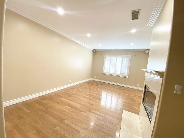 5960 Topeka Dr — Photo 9