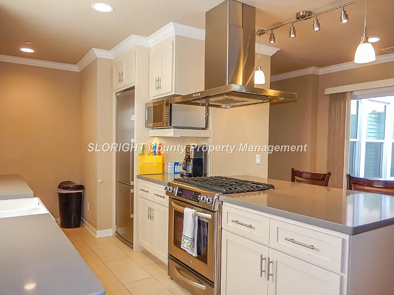 586 Pacific St — Photo 6