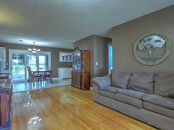 4th image of 545 Rogers Ave