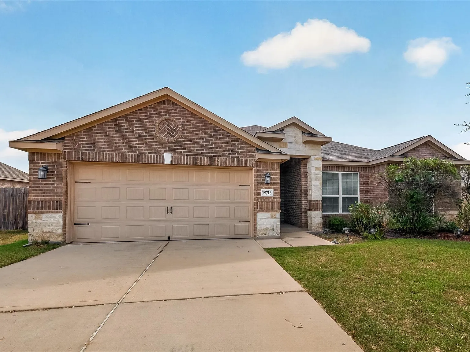 4 bed, 2.0 bath, 2099 sqft, $2,800 — Photo 2