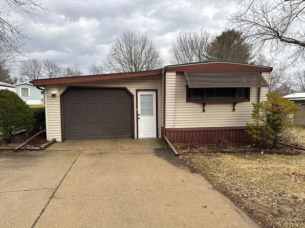 113 Fieldcrest Dr, Freeport, IL 61032