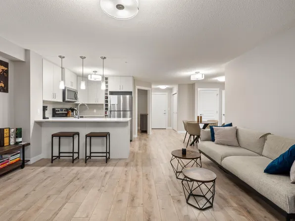 2229 44th Ave NW #210, Edmonton, AB T6T 0W6
