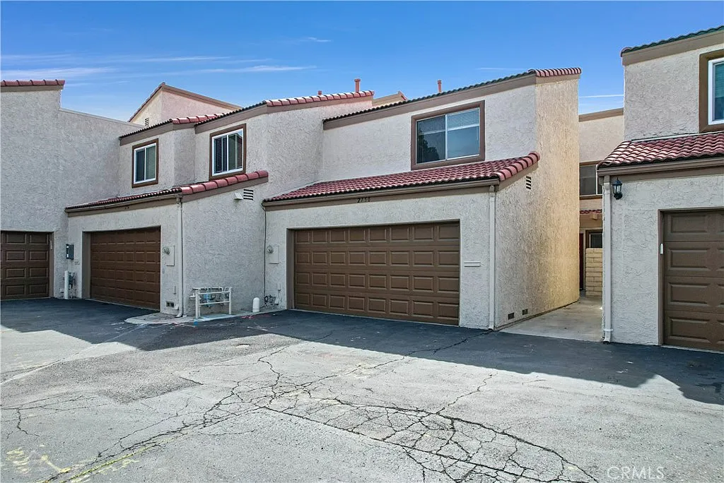 3 bed, 2.5 bath, 1267 sqft, $3,600 — Photo 2