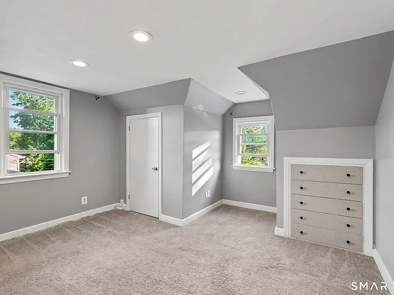 142 N Taylor Ave — Photo 19