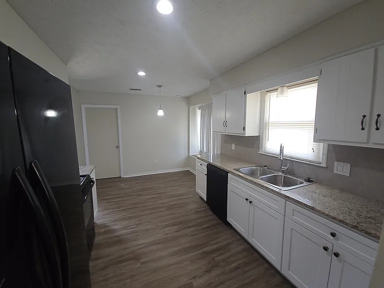 5727 Lexington Dr — Photo 14