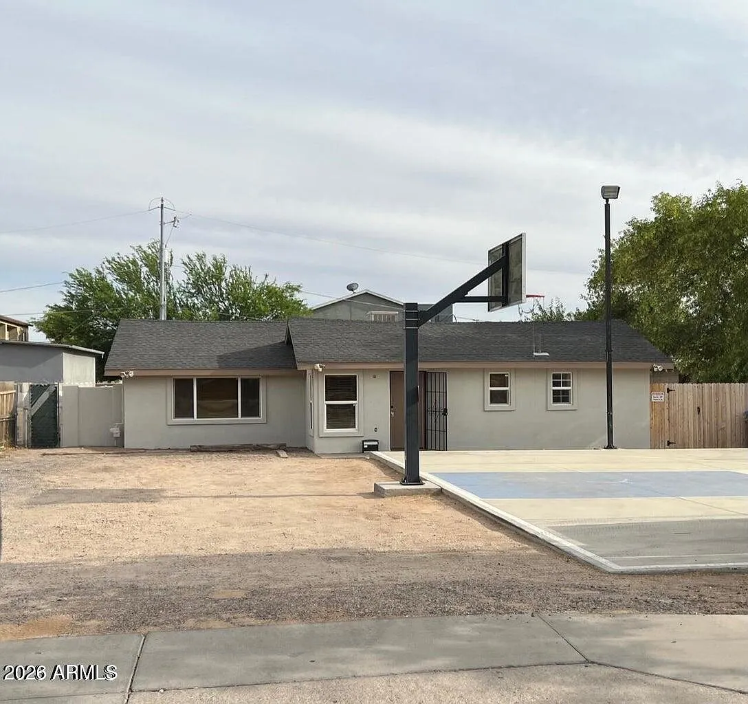 3 bed, 1.0 bath, 1371 sqft, $1,800 — Photo 1