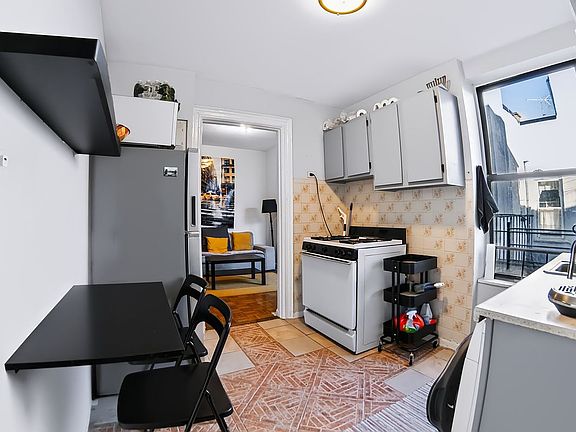 4th image of 154 S 3rd St APT 32