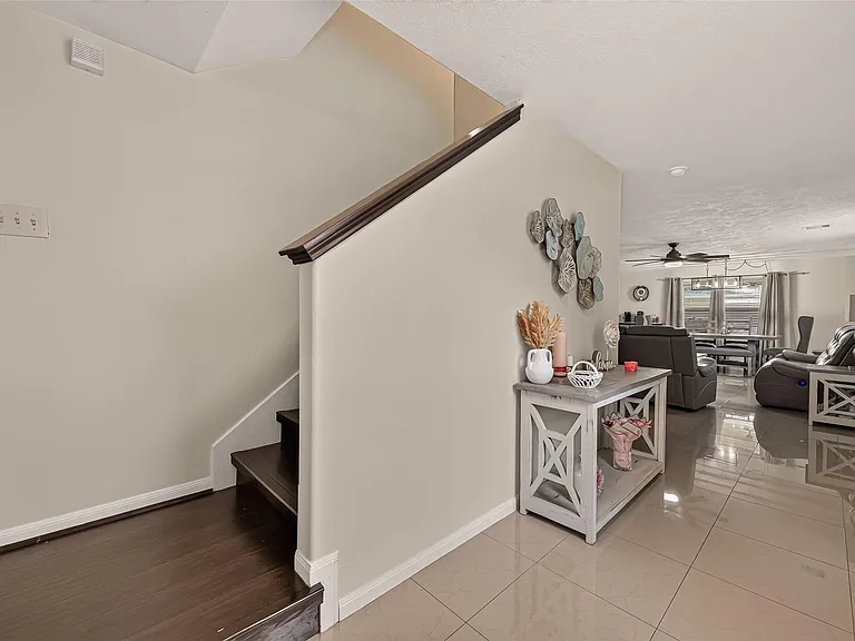 10931 View Pointe Ln — Photo 3