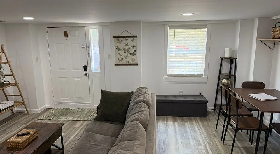 1 bed, 1.0 bath, 811 sqft, $3,500 — Photo 2