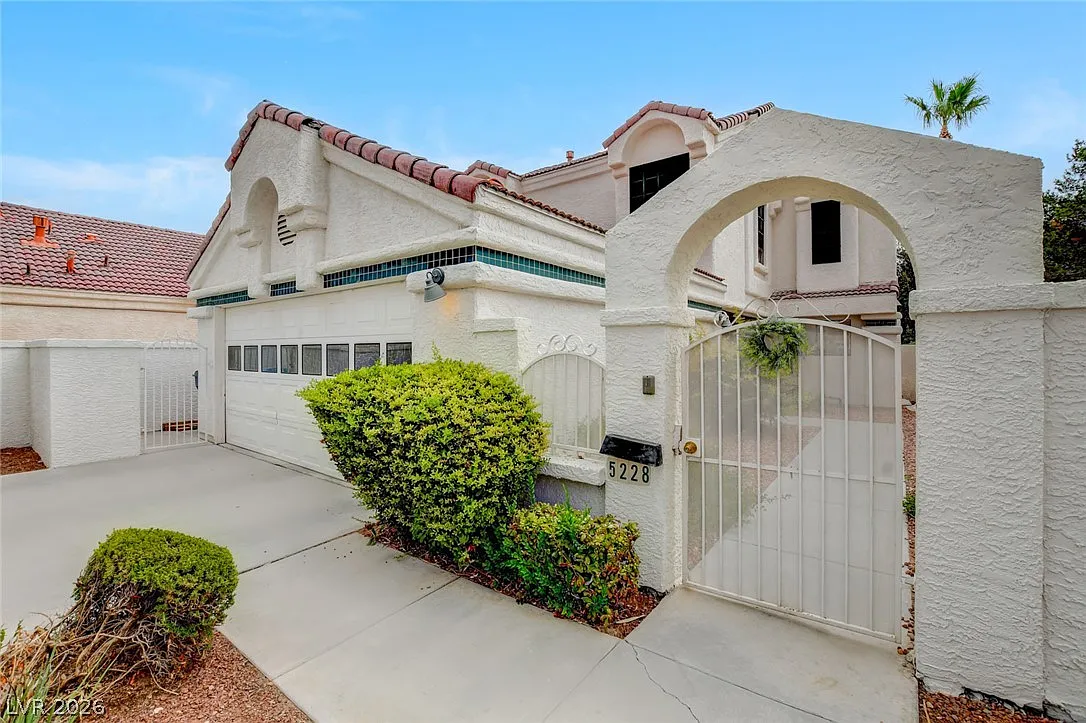 3 bed, 2.5 bath, 1596 sqft, $2,350 — Photo 3