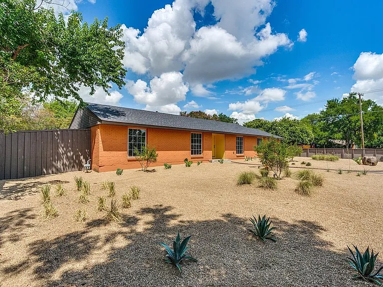 10343 Marsh Ln — Photo 2