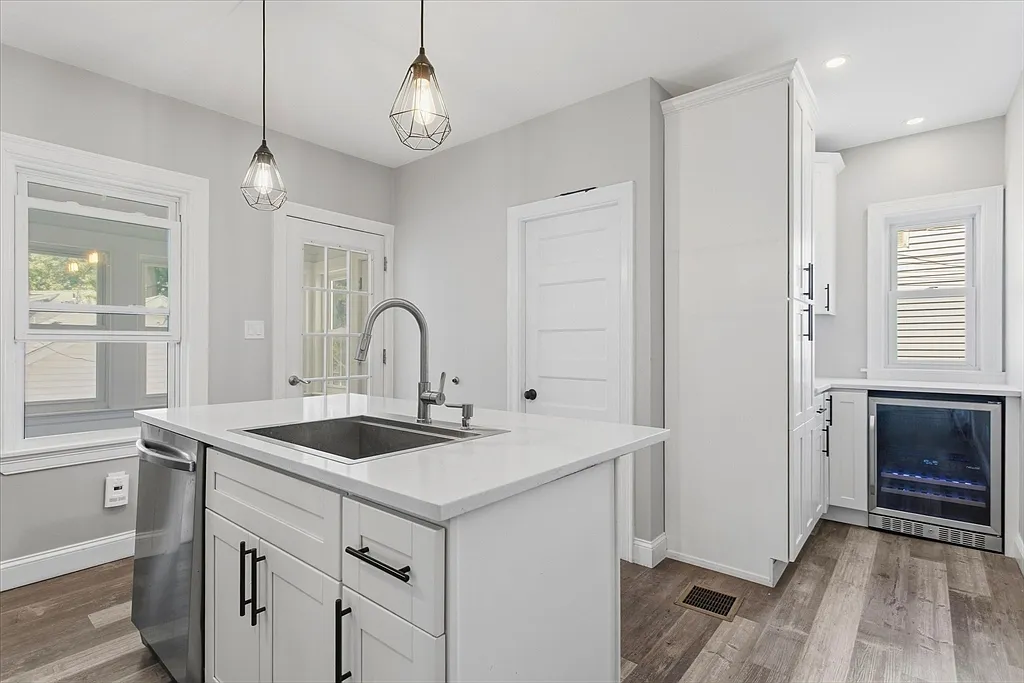 2 bed, 1.0 bath, 1200 sqft, $3,000 — Photo 1