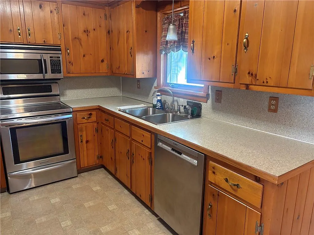 3 bed, 2.0 bath, 1448 sqft, $3,000 — Photo 3