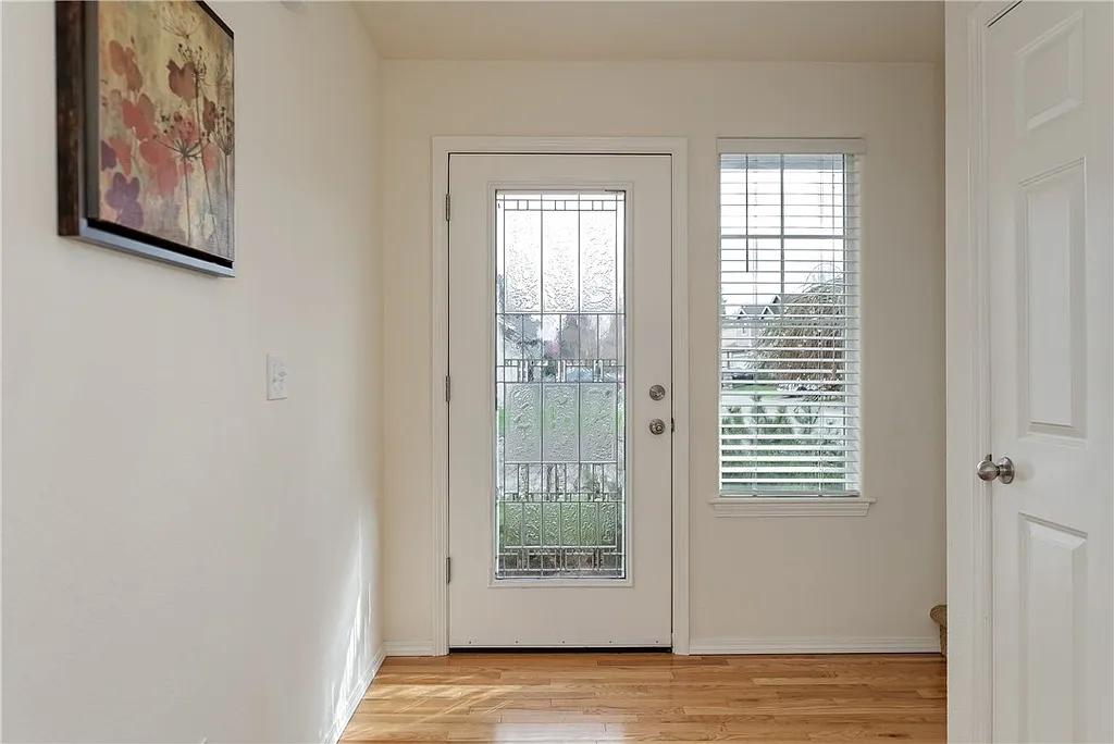 Beautiful 3 Bd. 2.5 Ba. Two Story Home w/attached Garage — Photo 2